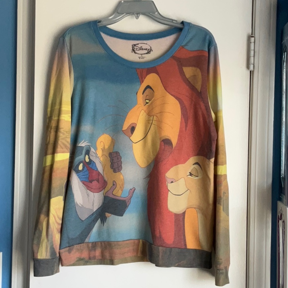 Disney The Lion King sweatshirt Women’s size XL